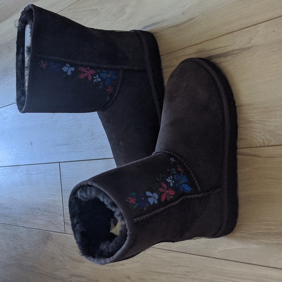 Uggs - Picture 1 of 4